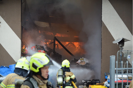 澳内城区工厂发大火，逾60名消防员响应，周边民众称“黑烟滚滚”（视频/组图） - 4