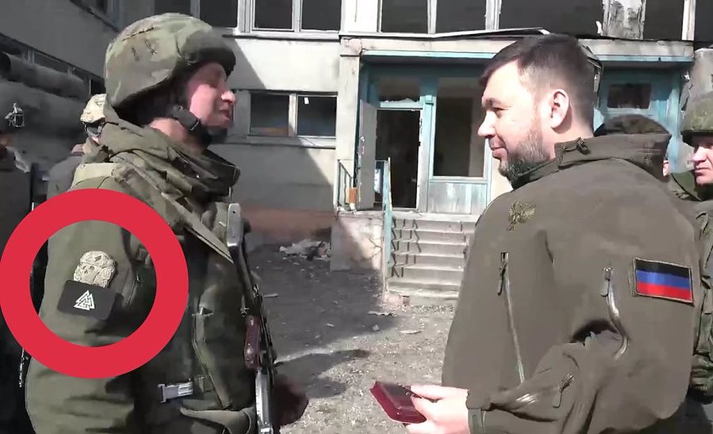 士兵罗曼‧沃罗伯雅夫(左)的手臂上，有着纳粹「武装党卫军」骷髅徽，以及「奥丁之结」，一个是纳粹标示，一个是新纳粹分子的特征。 (图/Denis Pushilin Telegram )