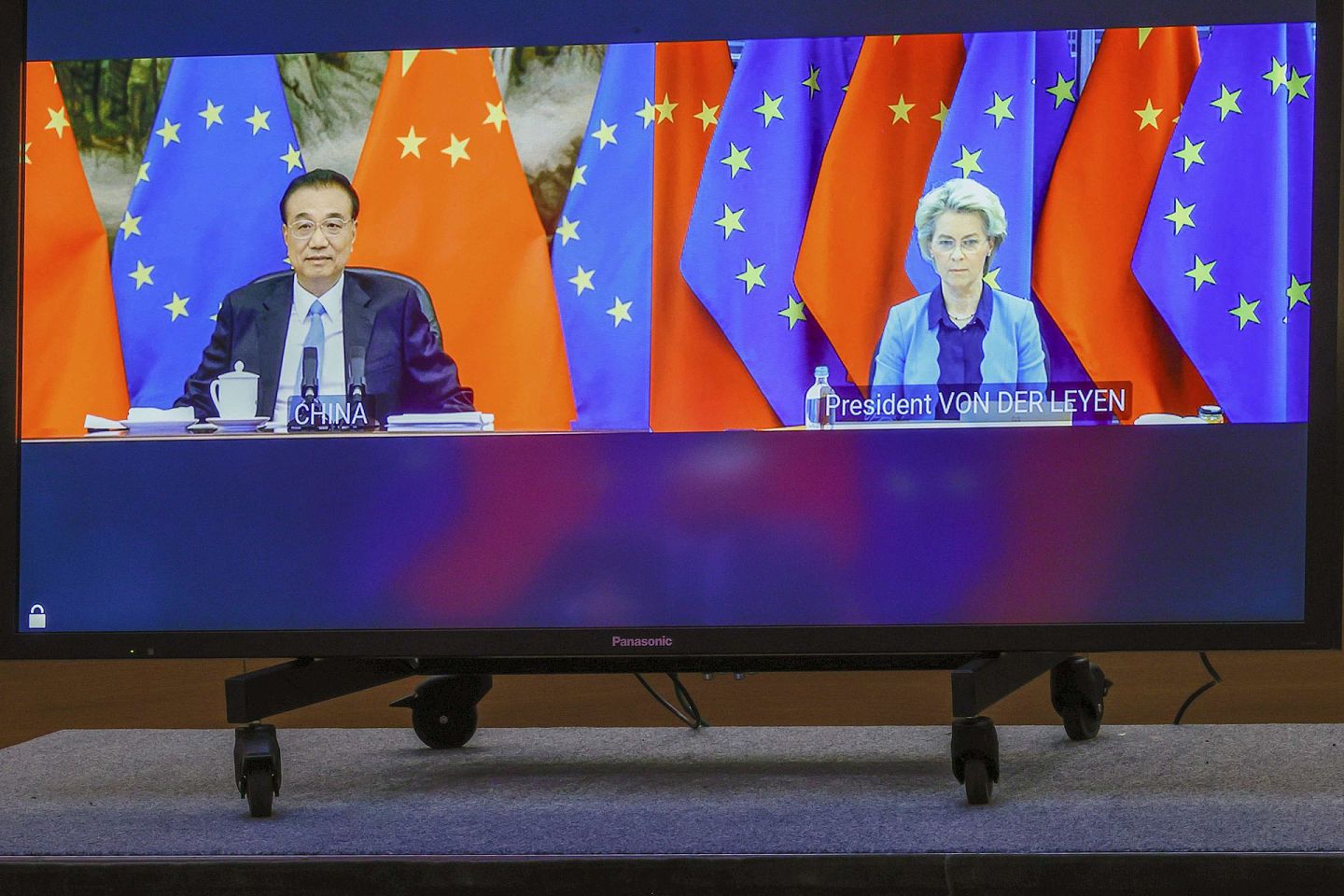 2022年4月1日，中国欧盟领导人峰会以在线视频形式举行，中国国务院总理李克强（左）与欧盟委员会主席冯德莱恩（右）发表讲话。（AP）