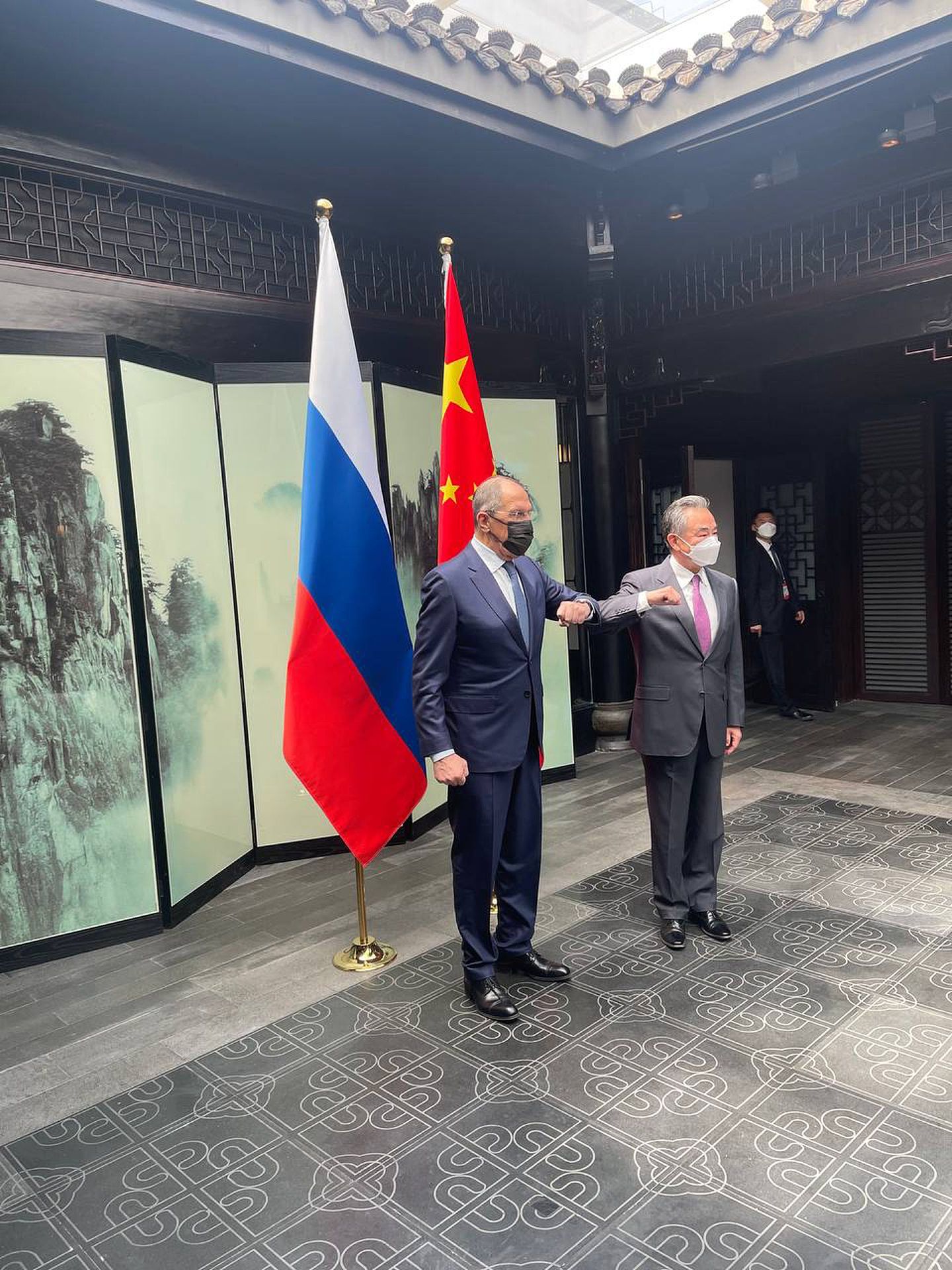2022年3月30日，俄罗斯外长拉夫罗夫（左）前往中国，与中国外长王毅会谈前合影。（Twitter@MFA Russia）