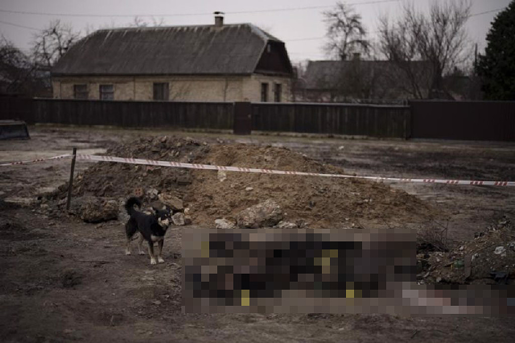 布查镇内一处空地上有6位平民的遗体被俄军堆积在一起焚烧，状极恐怖。 （图／美联社）