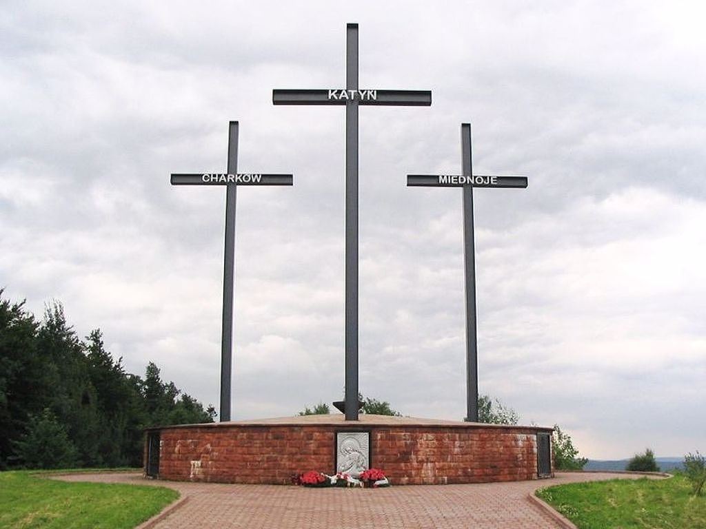 1940年4月至5月间入侵波兰的苏联军队将21768名被俘虏的波兰战俘、知识分子、警察及公务员进行大规模屠杀，被称卡廷森林惨案，一直到半世纪后苏联才承认这是「史达林的严重罪行」之一，后来还公开了当年的官方文件。 图为在卡廷森林内为大屠杀设置的纪念碑。 （图／Wikipedia)