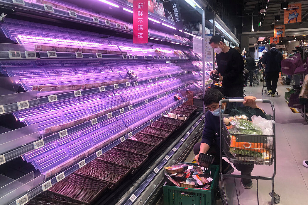 上海一家超市空空如也的货架，摄于上周三。