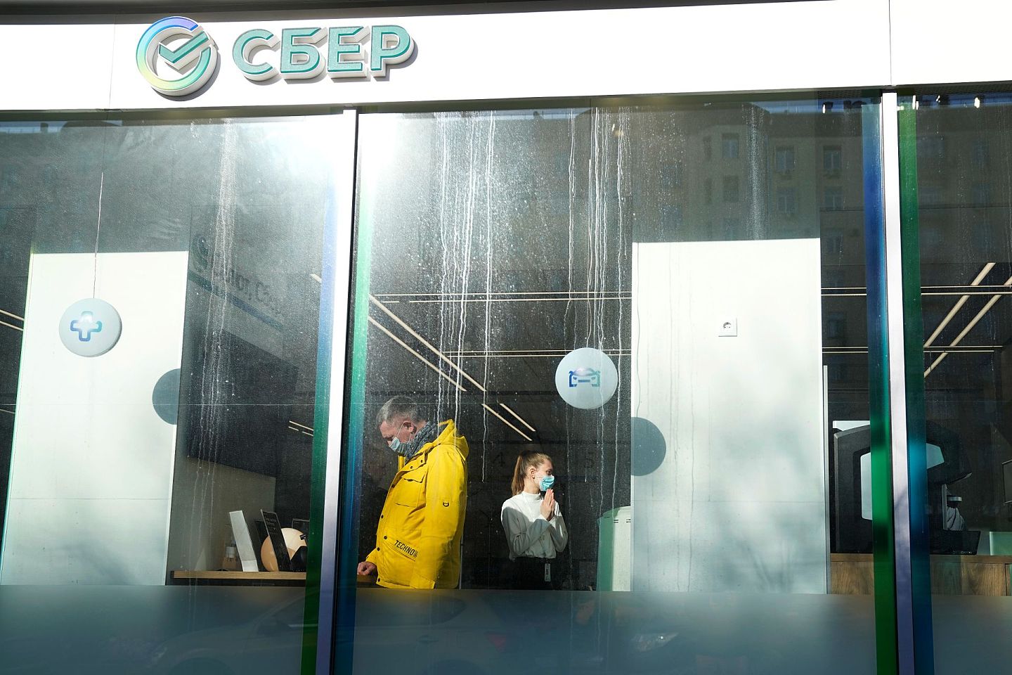 图为3月2日，俄罗斯莫斯科，俄罗斯联邦储蓄银行Sberbank的分店。（AP）