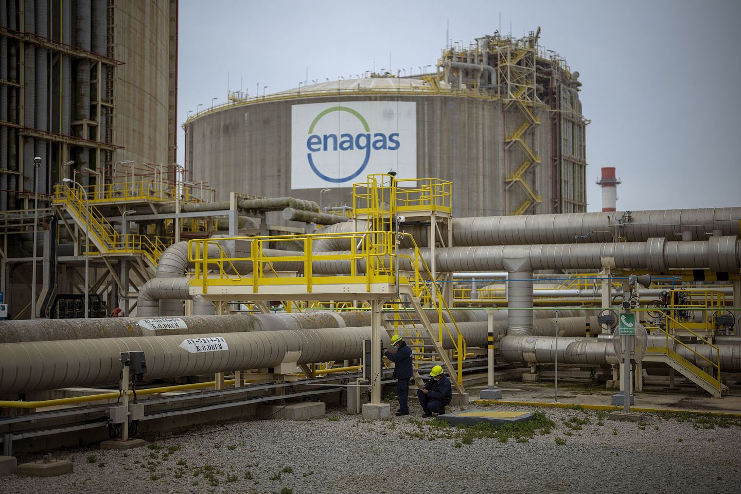 图为2020年4月，位于西班牙巴塞隆拿的Enagas的炼气厂，是欧洲最大的天然气加工厂。（AP）