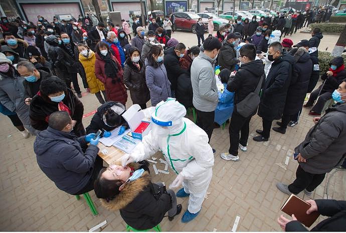 上海核酸检测现场：65岁志愿者与他人发生冲突当场身亡！骂死人构成犯罪吗？（视频/组图） - 2