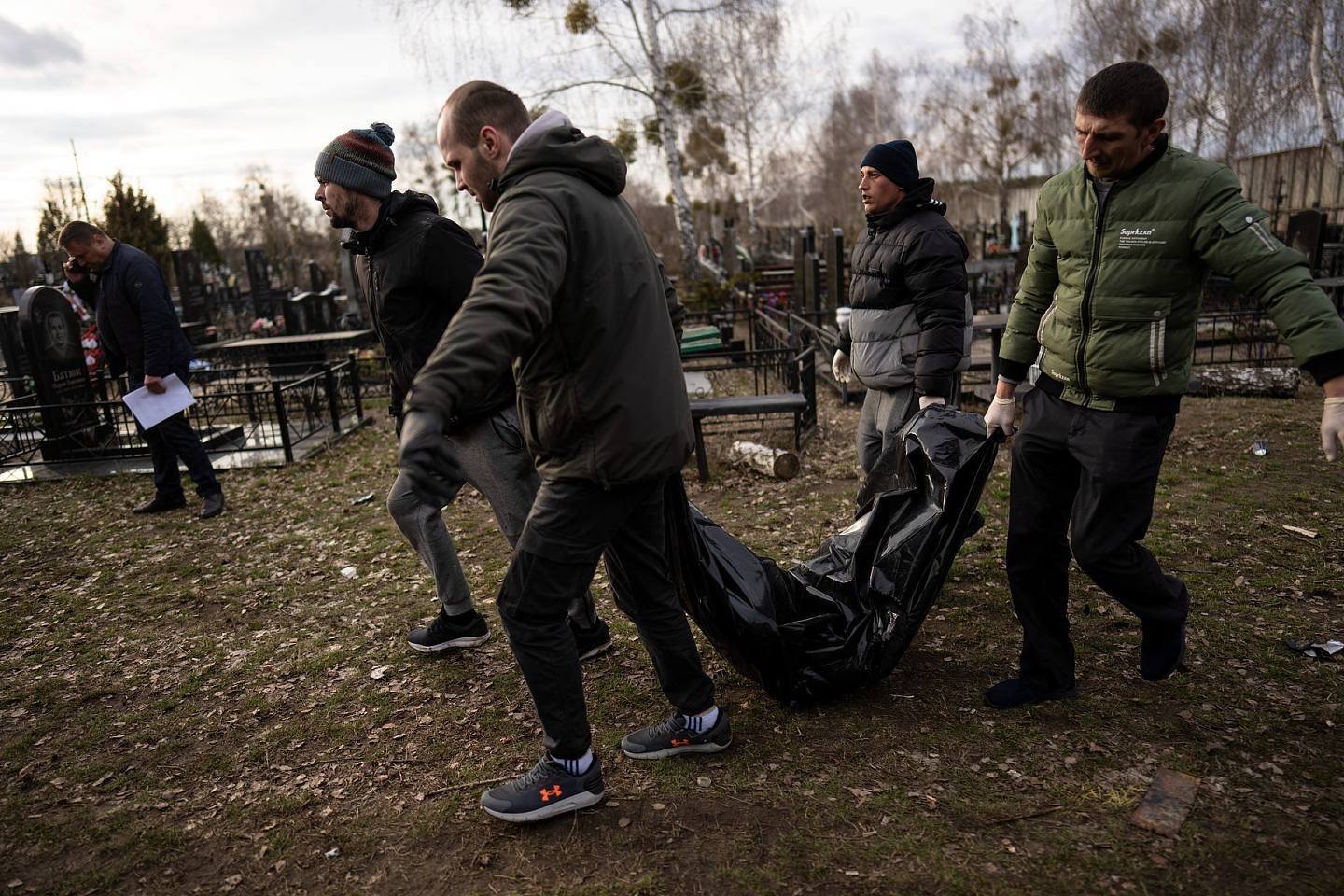 2022年4月6日，在乌克兰首都基辅郊区的布查，公墓工作人员将被杀平民的尸体运往停尸房。 （AP）