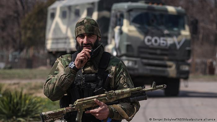 Ukraine, Mariupol | russischer Soldat der Eingreiftruppe Akhmat