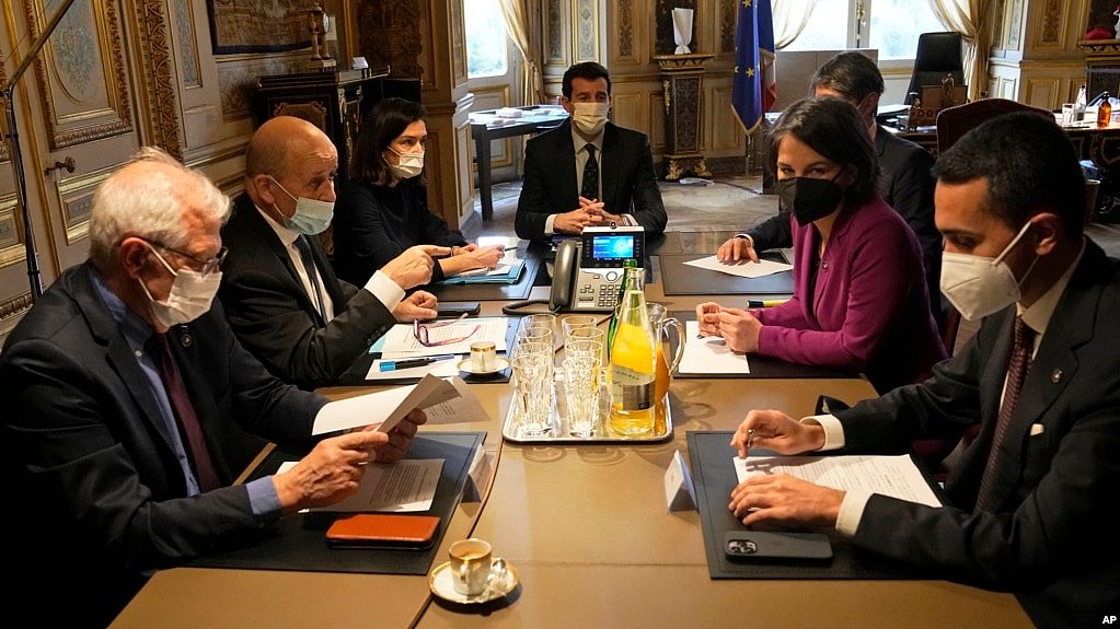 欧盟高级代表（左一）法国外长（左二）、德国外长（右二）、意大利外长（右一）等与其他七国集团其他外长举行电话会议。（2022年2月21日）