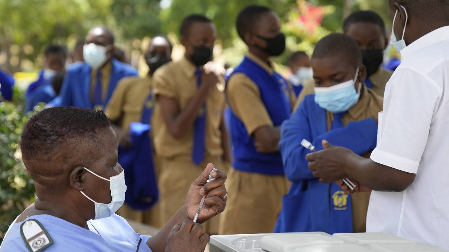 津巴布韦新冠肺炎疫情：图为2022年3月24日，津巴布韦首都哈拉雷一名护士准备为学生接种新冠疫苗。 （AP）