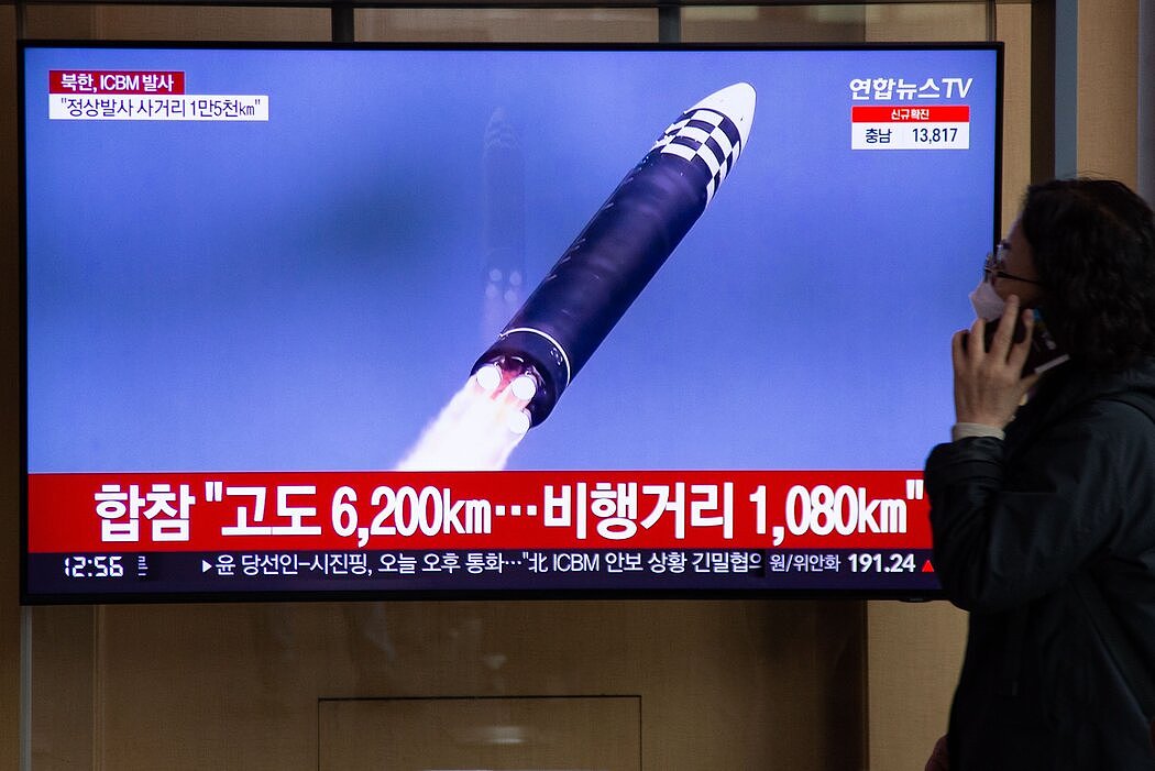 今年3月，朝鲜最近发射洲际弹道导弹的消息在首尔站的电视屏幕上播出。