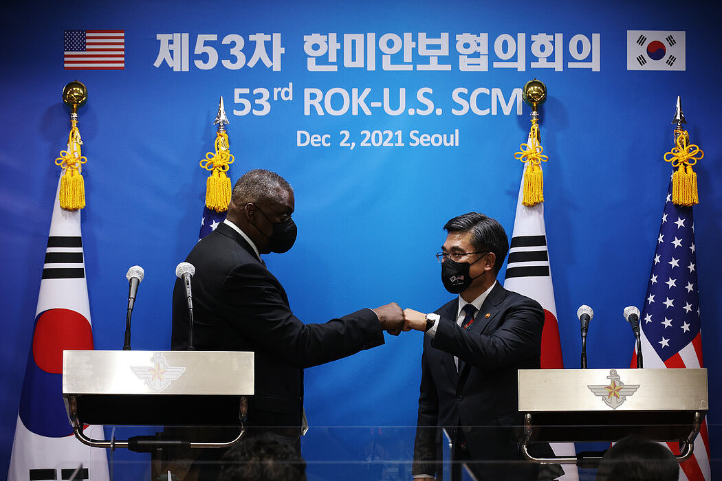 美国国防部长劳埃德·J·奥斯汀三世12月在首尔的新闻发布会上会见了韩国国防部长徐旭。
