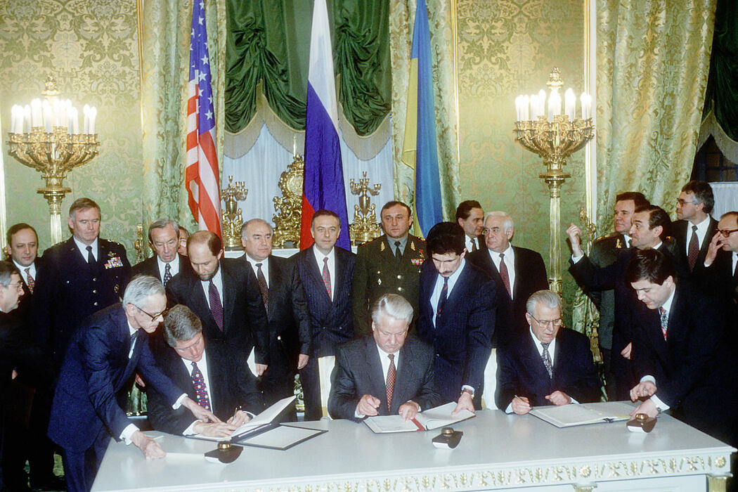 1994年1月12日，美国总统克林顿、俄罗斯总统叶利钦和乌克兰总统克拉夫丘克在莫斯科签署了关于乌克兰核裁军的三边声明。