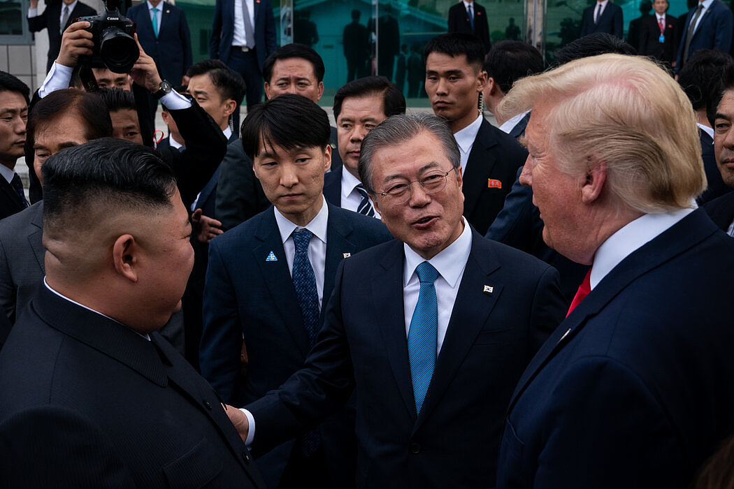 2019年，唐纳德·特朗普总统与朝鲜领导人金正恩和韩国总统文在寅在非军事区会面。