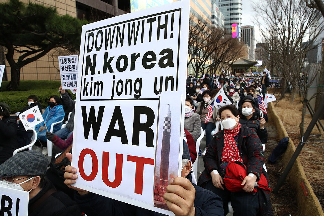 上个月，首尔的示威者抗议朝鲜最近的洲际弹道导弹试验。
