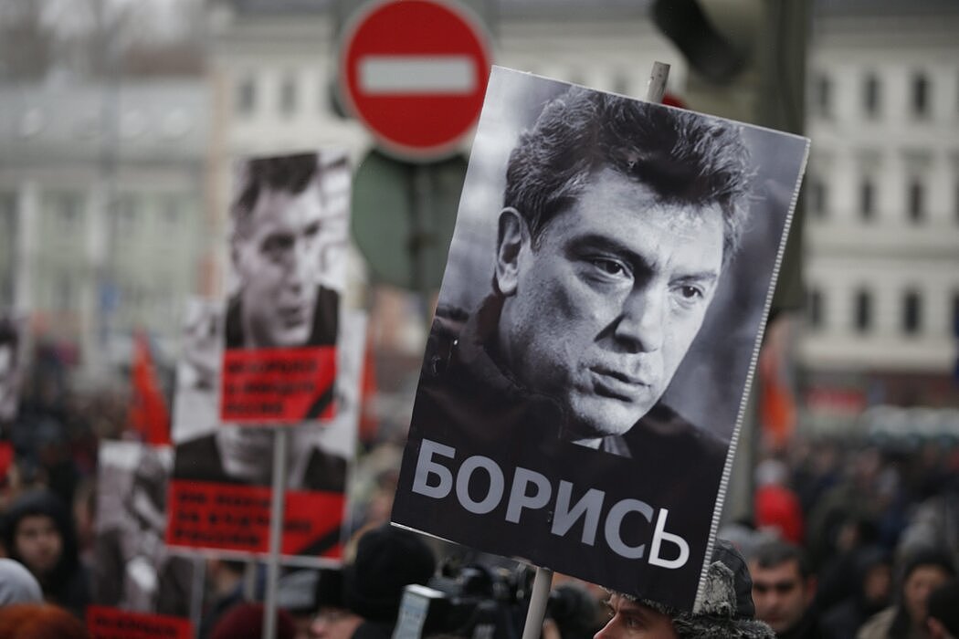 2015年为纪念被谋杀的反对派领袖鲍里斯·涅姆佐夫而举行的游行。他曾揭发过普京享受的奢侈生活，并且是由公共资金支付。