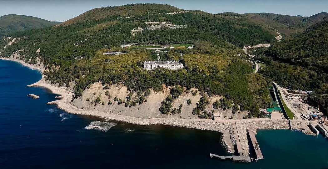 这处巨大的黑海庄园被称为“普京的宫殿”。