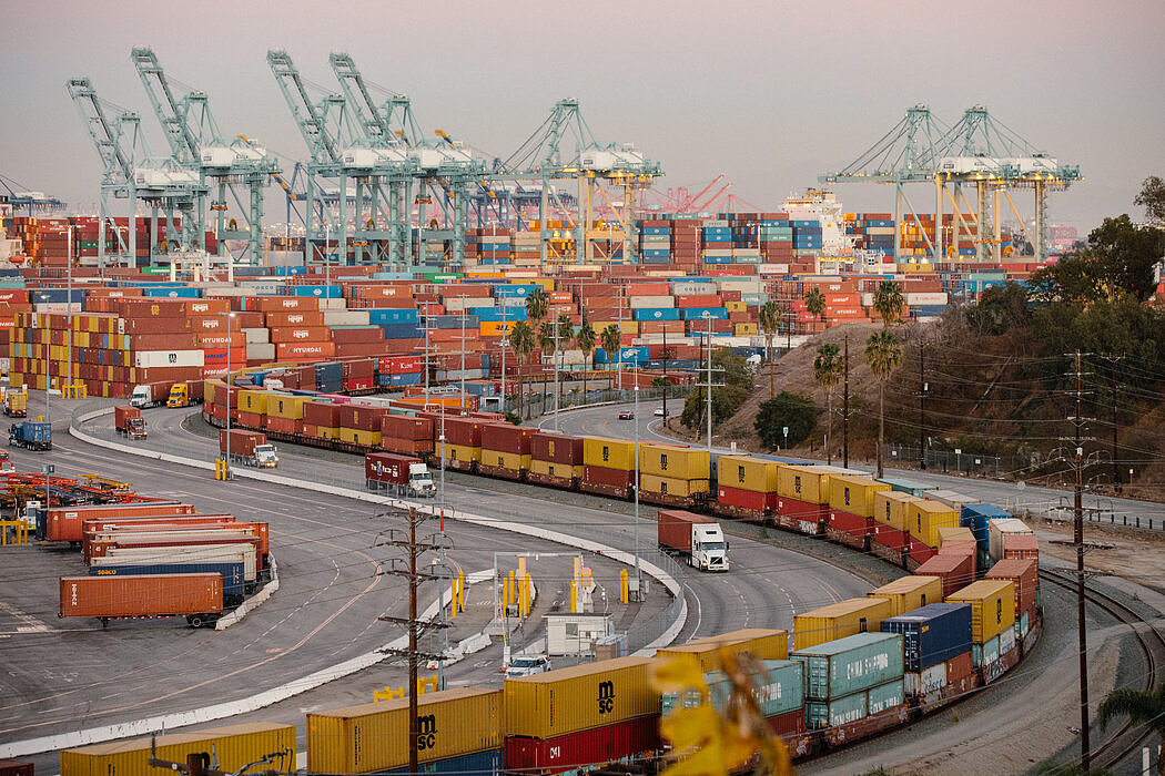 洛杉矶和长滩这两个港口处理从亚洲通过集装箱船运往美国的所有进口货物的五分之二。