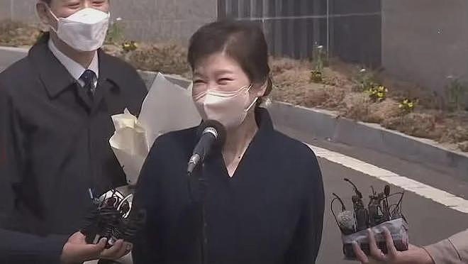 “他陪我度过最痛苦的5年” 朴槿惠穿粉色西服出镜 力挺律师竞选市长（视频/组图） - 5