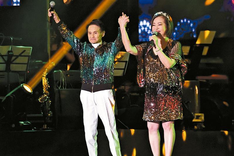 国宝歌王文夏(左)生前曾和老婆文香一起登台演唱。(图：台湾优质生命协会提供)