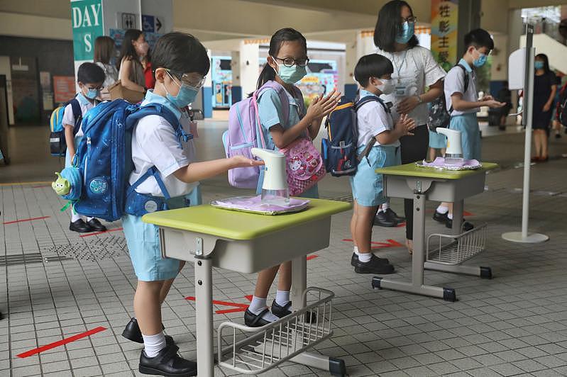香港考虑分阶段复课，拟先安排小学高年级恢复半日面授课，5月初再让初小、高中及幼稚园复课。（中通社）