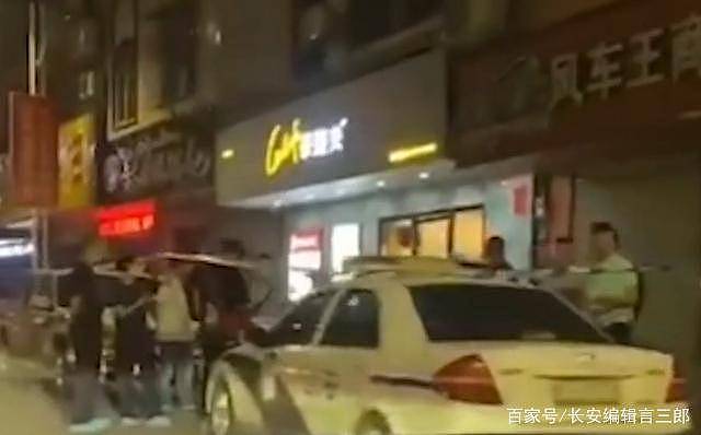 女店员被壮年男子强行触摸私密部位，监控拍下全过程（组图） - 2