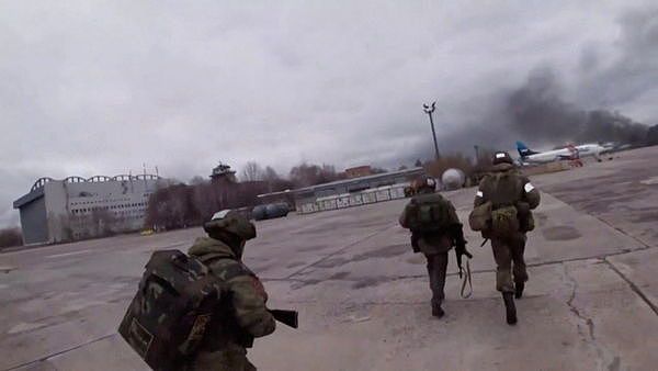 ▲俄罗斯国防部发布影片截图，宣称俄罗斯伞兵控制了乌克兰某座机场。 （图／路透）