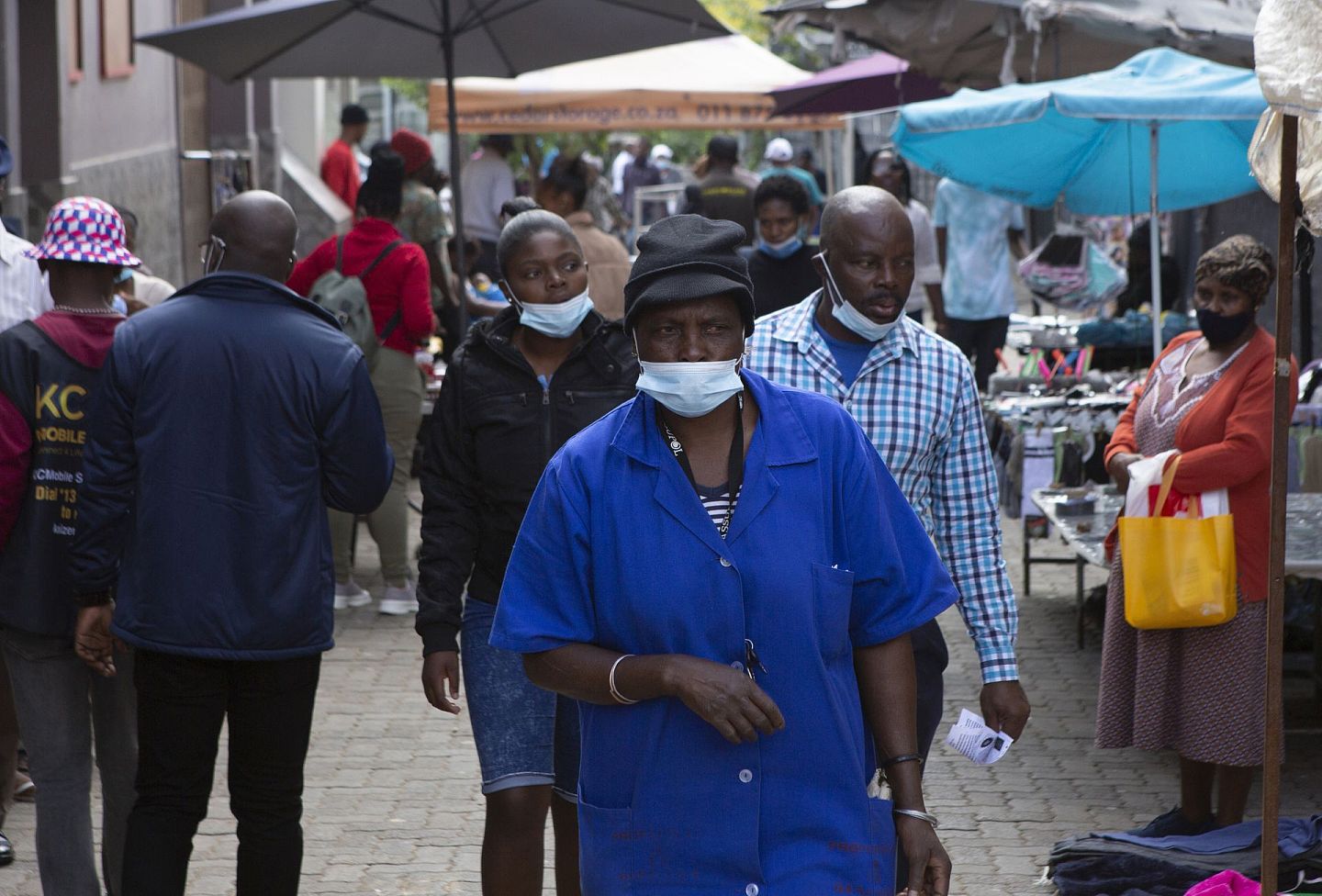 图为4月5日，南非索韦托的一个闹区，市民在街上带着口罩。（AP）