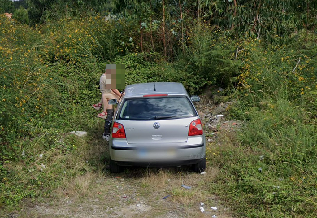 葡萄牙Ponte de Lima小镇内的乡间小径，竟被Google拍下男女躺引擎盖半裸野战，激情座标曝光。 （截自Google街景图）