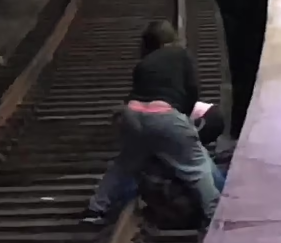 悉尼火车站惊魂一刻！老人跌落铁轨险遭列车碾压，乘客奋力救人（视频/组图） - 3