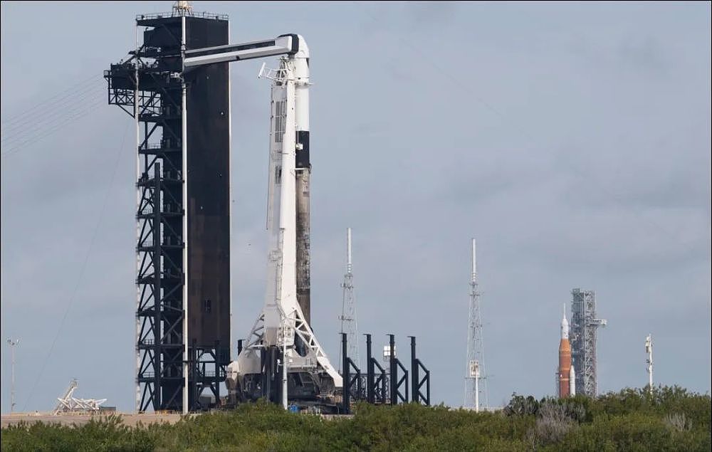 SpaceX载人龙飞船发射成功！首次运送4位游客飞赴国际空间站（组图） - 6