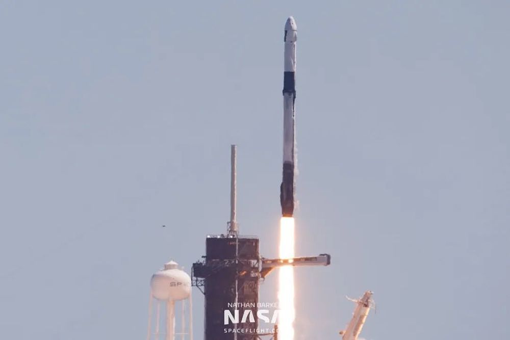 SpaceX载人龙飞船发射成功！首次运送4位游客飞赴国际空间站（组图） - 7