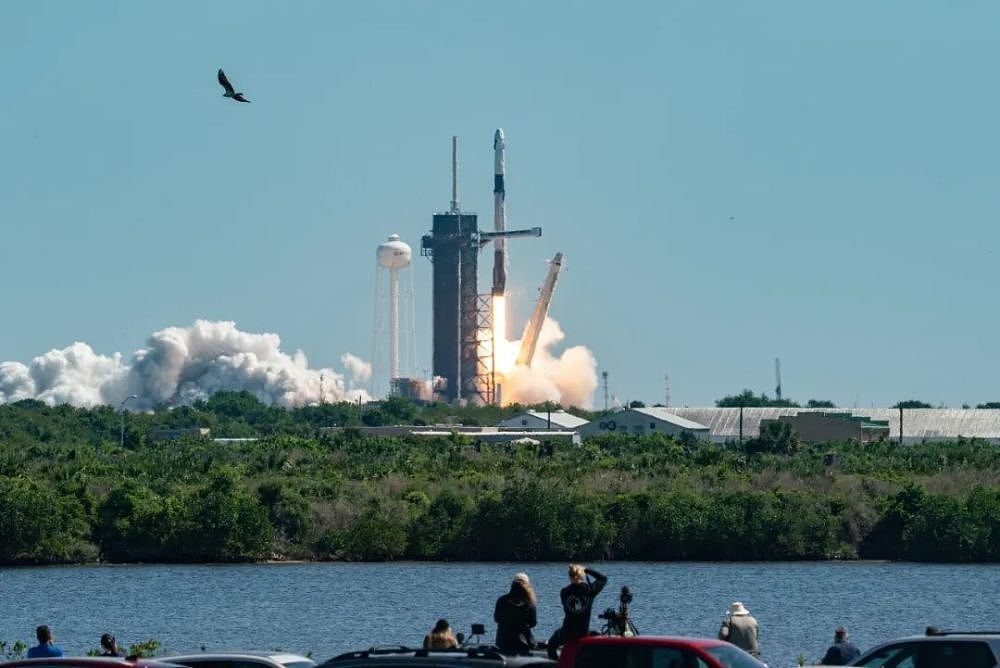 SpaceX载人龙飞船发射成功！首次运送4位游客飞赴国际空间站（组图） - 9