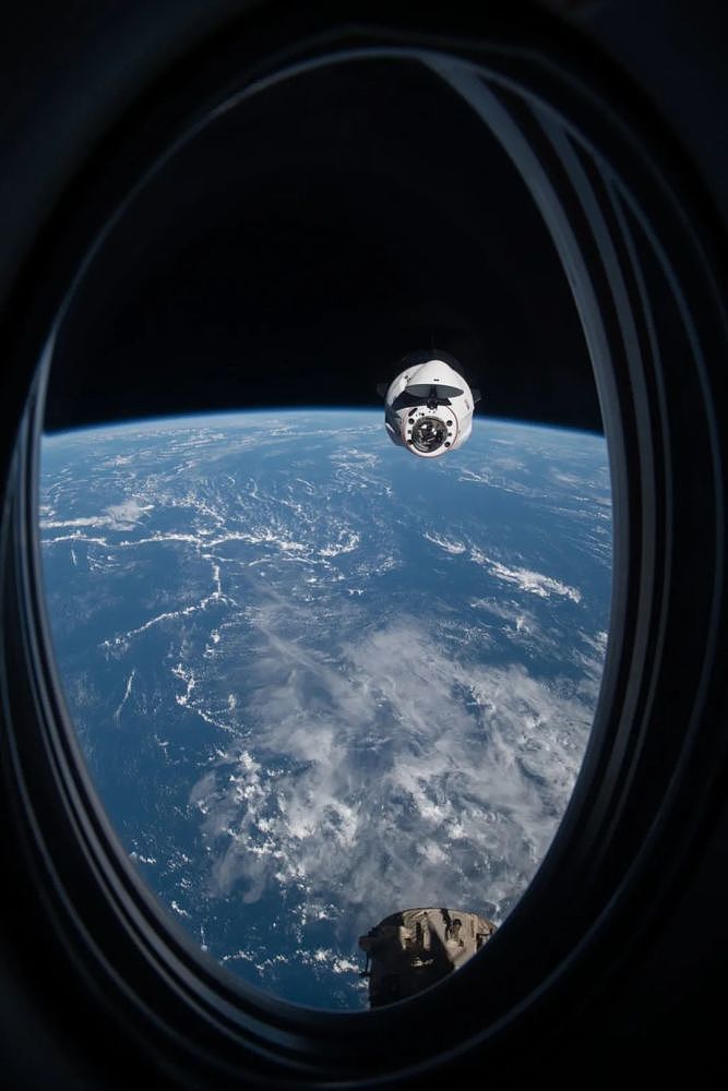 SpaceX载人龙飞船发射成功！首次运送4位游客飞赴国际空间站（组图） - 12