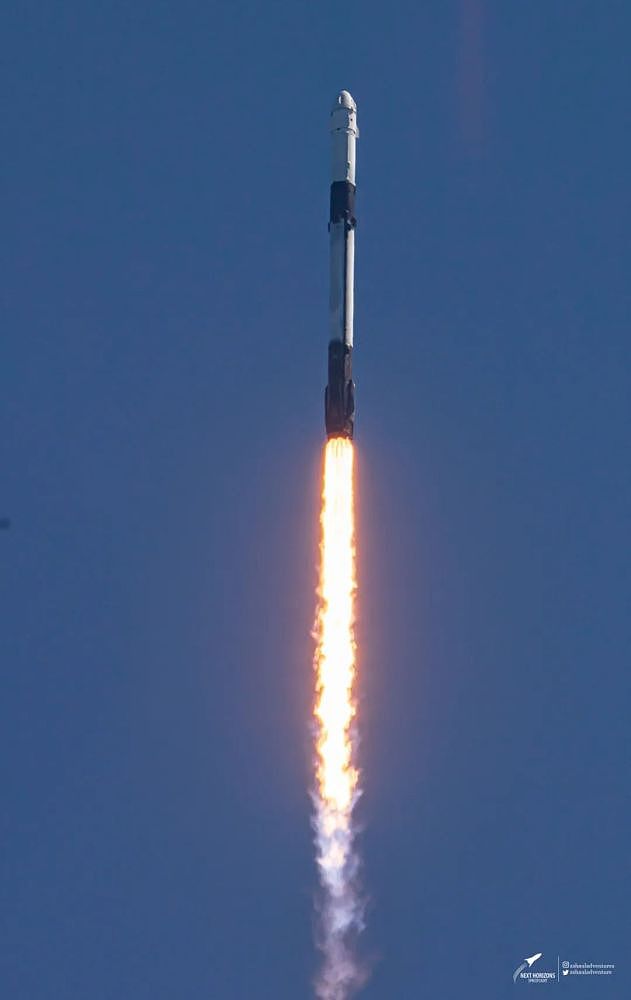 SpaceX载人龙飞船发射成功！首次运送4位游客飞赴国际空间站（组图） - 1