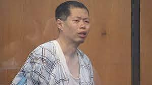 华裔男子薛成海7日在波士顿法院的停车场开车撞倒并枪杀他的外甥，8日过堂时泪流满面，但对谋杀指控不认罪。(CBS波士顿地方电视台截屏)