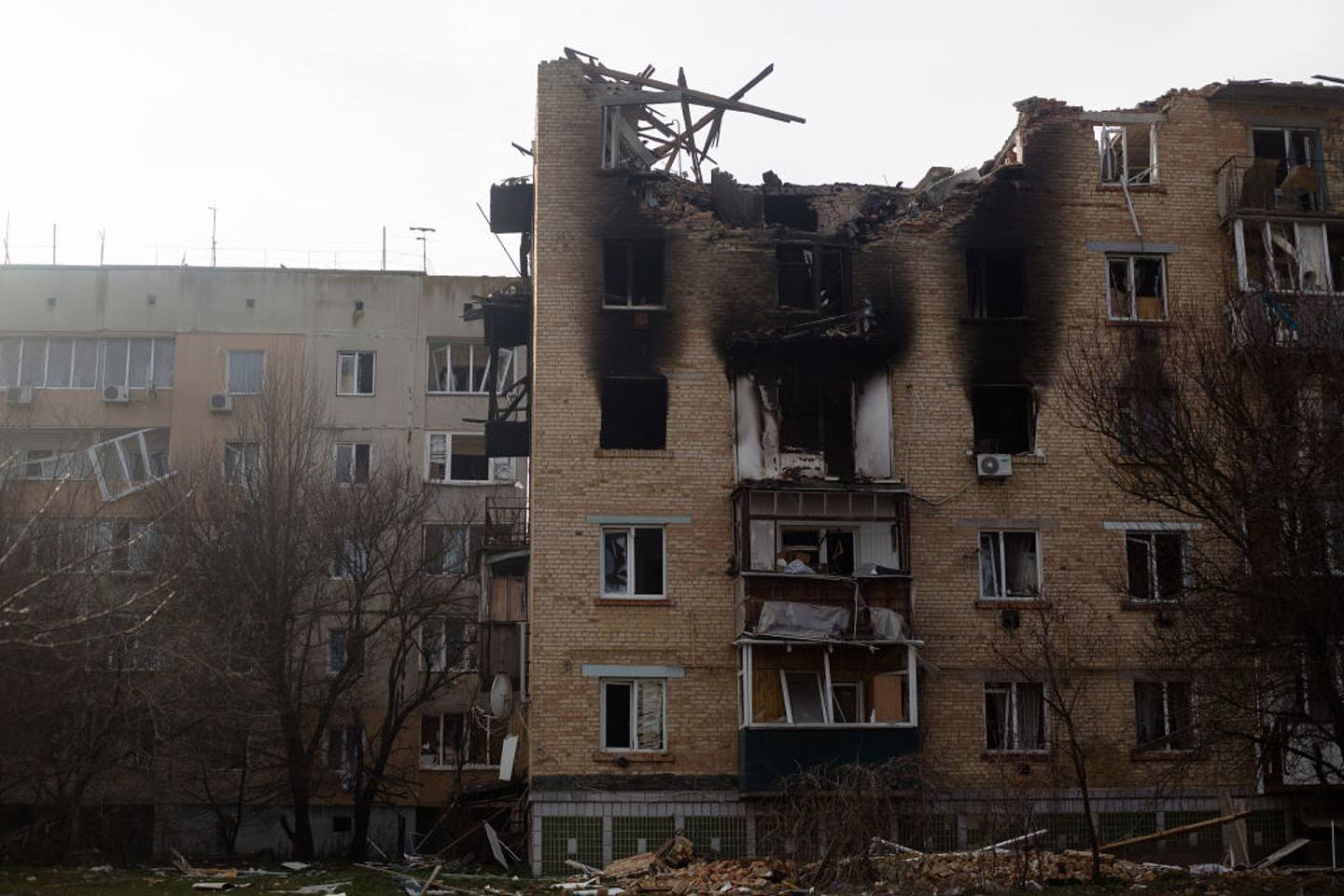 烏克蘭局勢：圖為2022年4月7日，馬卡里夫一些住宅大樓被俄軍炮火打擊後的情況。（Getty）