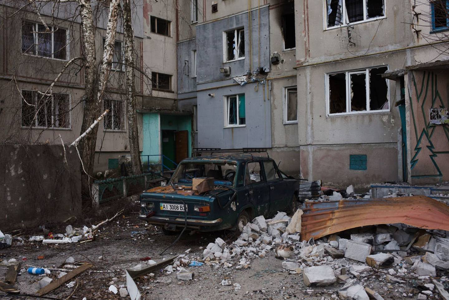 烏克蘭局勢：圖為2022年4月7日，馬卡里夫一些住宅大樓被俄軍炮火打擊後的情況。（Getty）