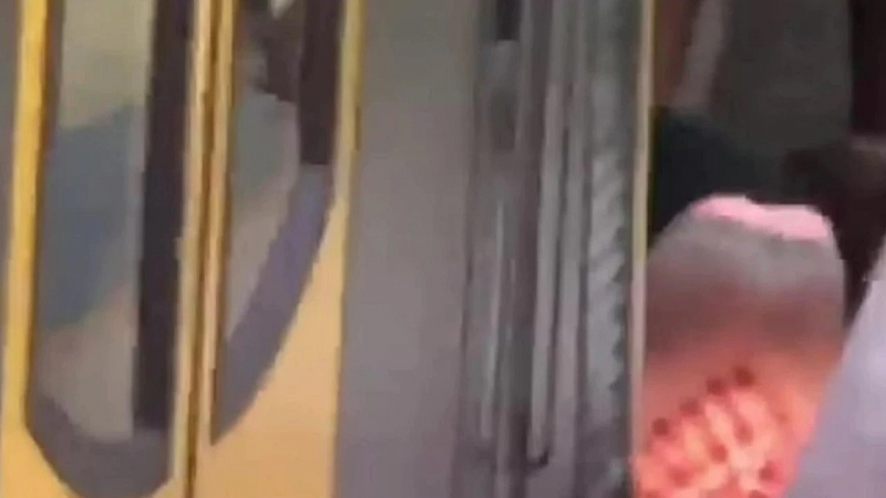 惊魂一刻！悉尼男子跌落铁轨后无意识，多人舍命相救，火车紧急刹车（视频/组图） - 2