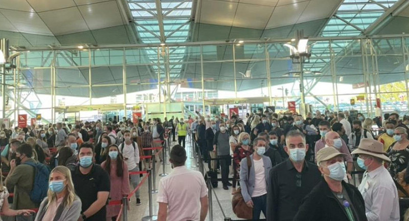 悉尼机场连续第4天被挤爆！安检至少要等2小时，旅客排起长龙（图） - 3