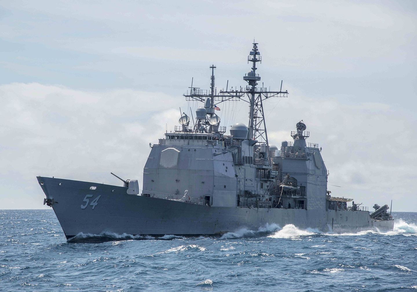 美国海军提康德罗加级巡洋舰安提顿号在南中国海航行。（AP）