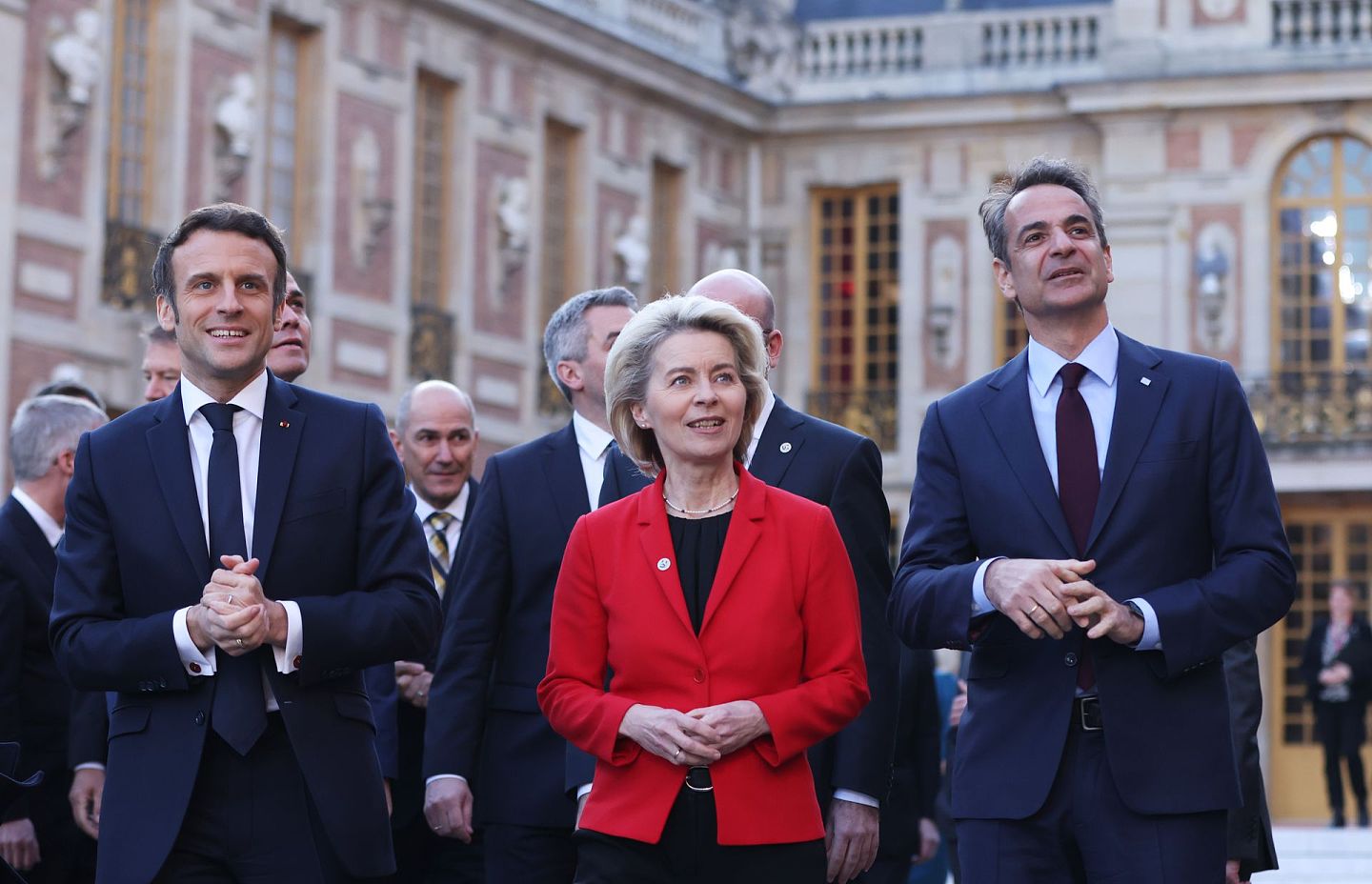 2022年3月11日，欧盟领导人非正式峰会在凡尔赛宫举行，法国总统马克龙（左）、欧盟委员会主席冯德莱恩（中）等步入会场。（新华社）