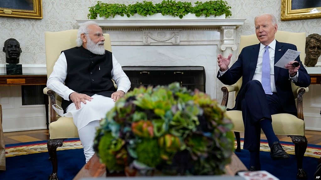 2021 年 9 月 24 日, 拜登总统在白宫椭圆形办公室会见了印度总理莫迪。 4 月 11 日，两人将举行视频峰会，讨论乌克兰局势等问题。