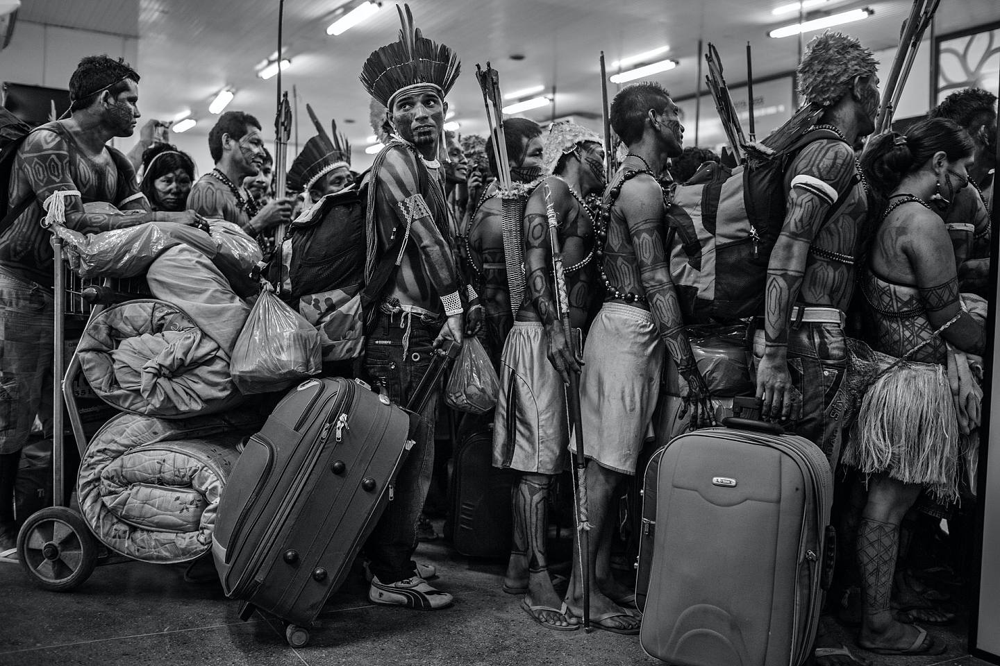 全球长期拍摄计划大奖暨南美洲区最佳长期拍摄计划：2013年6月14日，Munduruku族族人在机场轮候，准备乘搭飞机到首都巴西利亚向政府请愿，要求不要在其聚居地进行水电基建工程。 （Lalo de Almeida 为《圣保罗页报》拍摄／Panos Pictures）