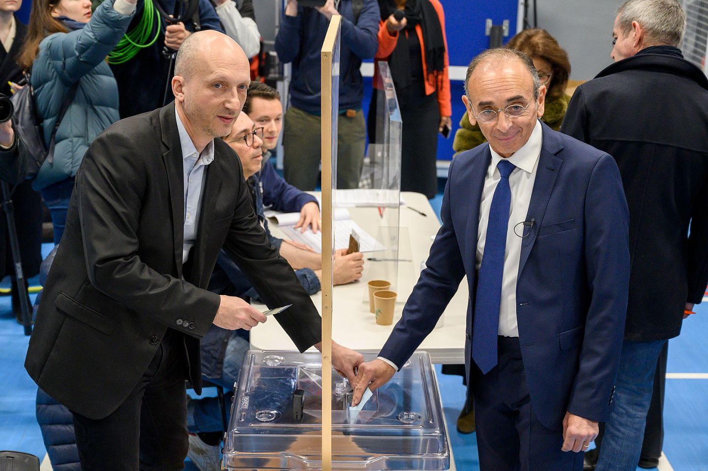 泽穆尔（前右）以7%的得票数证明了自己在法国政坛有一份勉为其难的位置。（新华社）