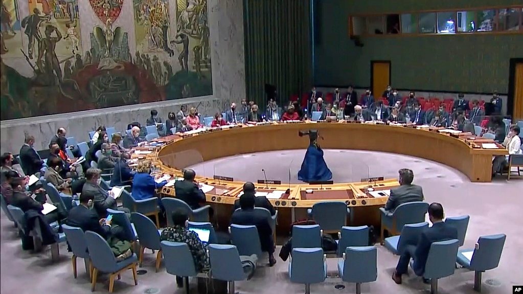 联合国安理会在联合国总部的一次会议上听取评论。(2022年3月11日)