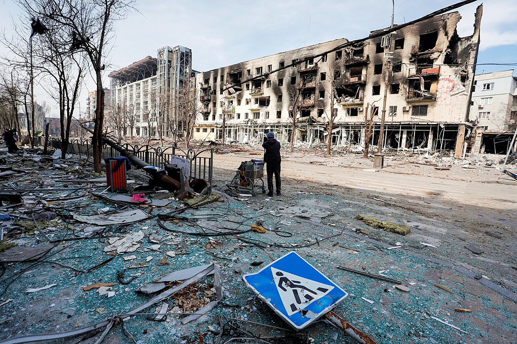 马立波市长波成柯（Vadim Boychenko）11日表示，自俄军入侵以来当地已有超过1万人丧生，他形容遗体「铺满街道」，预估实际死亡人数可能超过2万人。 图为10日马立波的街头场景。 （图／路透社）