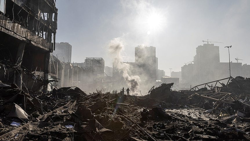 2022年3月21日，乌克兰首都基辅，一座被炸毁的购物中心成为废墟。
