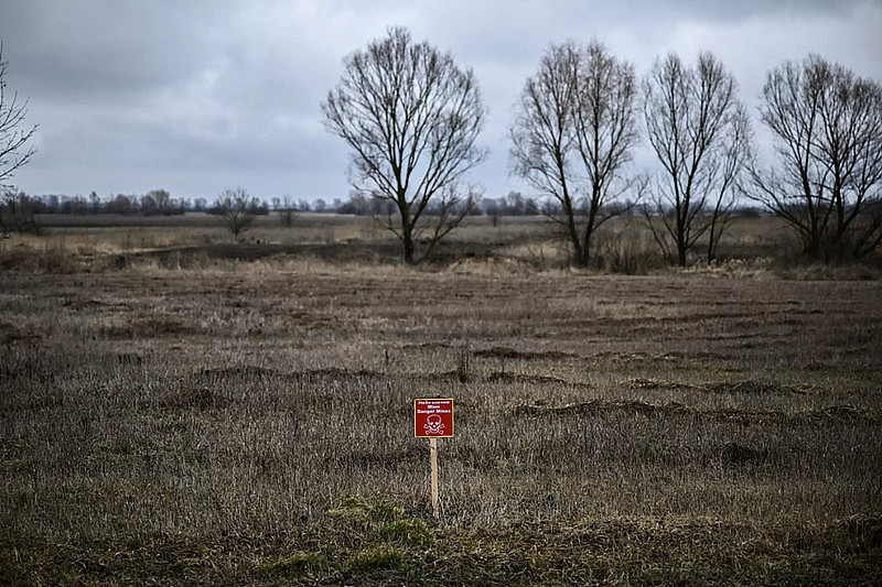 乌克兰一处农田因为被埋上了地雷，无法耕种