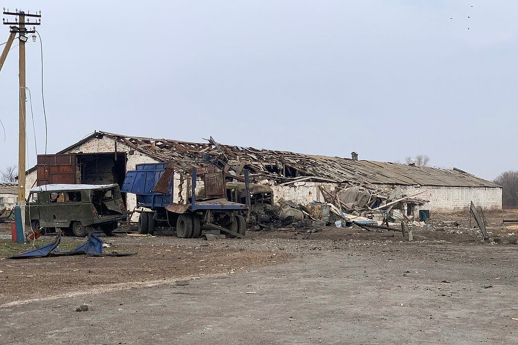 尤里·古马年科的农场的一个仓库在上个月遭到炮击后。该仓库位于乌克兰第聂伯罗附近。